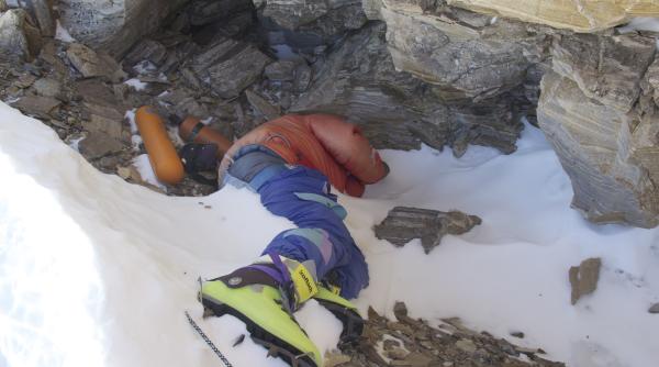 la ce sunt folosite cadavrele de pe everest