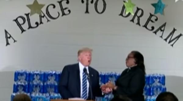 moment jenant pentru donald trump in timpul unui discurs