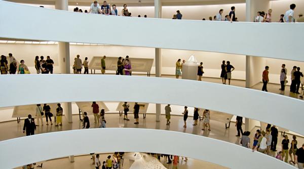 surpriza la muzeu vizitatorii se pot u ura intr un vas de wc din aur