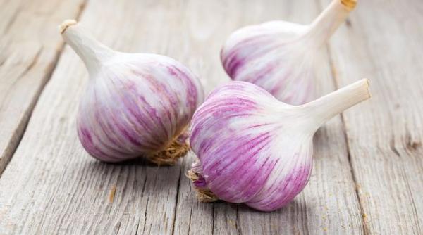 cum sa cureti usturoiul in doar 20 de secunde video