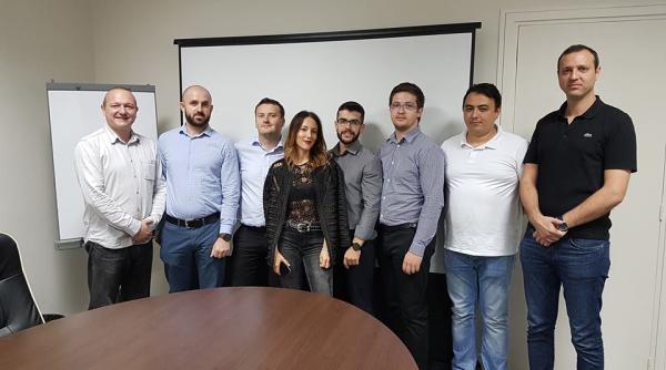 unici in lume it istii romani i i dau mana