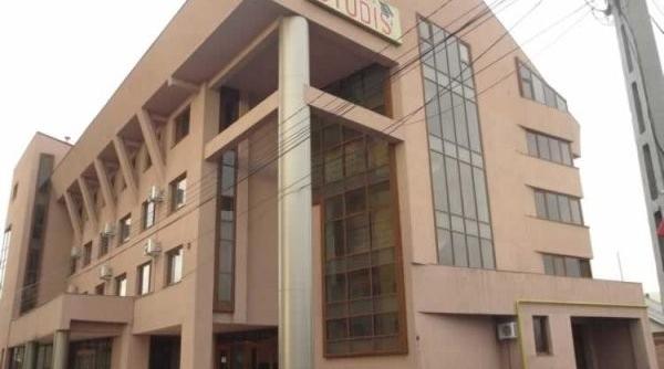 acoperi ul unui camin studen esc in flacari