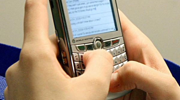 bancul zilei tatal ii face cadou un telefon fiului de cinci ani