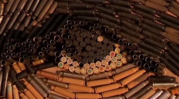 opere de arta pictate cu gloan e de o artista din ucraina