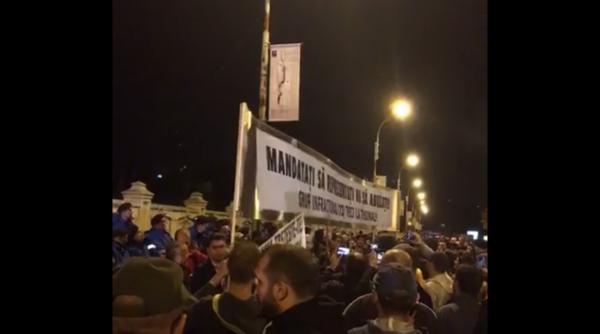 sute de persoane la protestul impotriva votului in cazul oprea