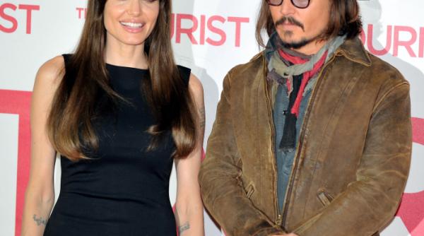 angelina jolie se consoleaza cu johnny depp dupa divor ul de brad pitt