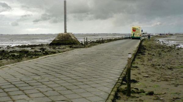 drumul care dispare sub ape de doua ori pe zi