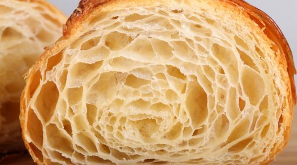 ocul unui client ce a descoperit cand a desfacut un croissant in termen