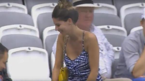 aceasta tanara a fost aplaudata de tot stadionul ce a facut video