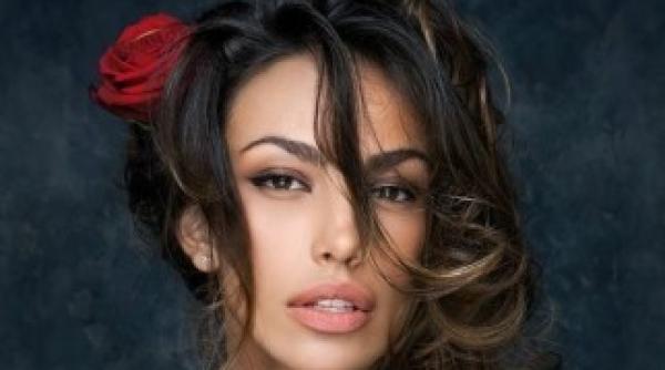 madalina ghenea s a logodit iubitul ei gest romantic facut pe aeroport