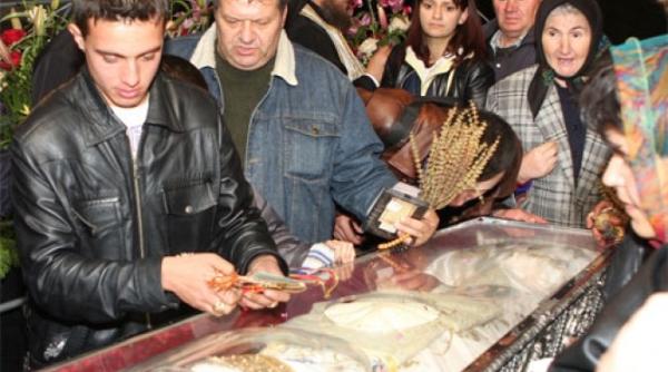 sf parascheva racla cu moaste scoasa spre inchinarea pelerinilor