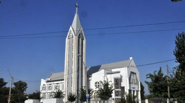 un tanar a facut prapad intr o biserica din bacau ce l a suparat