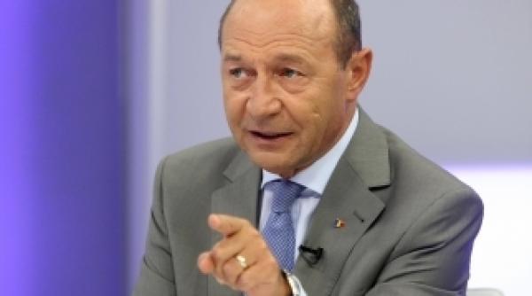 basescu fara ru ine cum s a sucit cu statuia lui brancu i