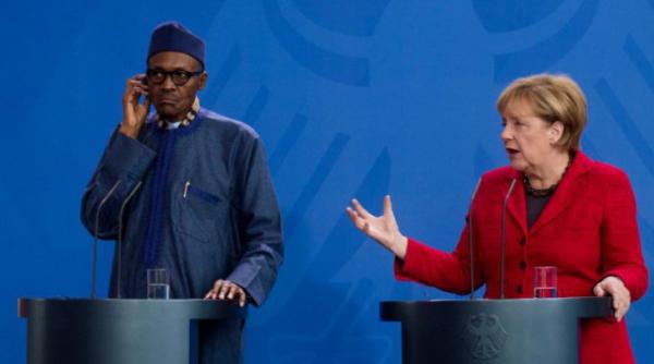 angela merkel lasata fara replica de un lider african