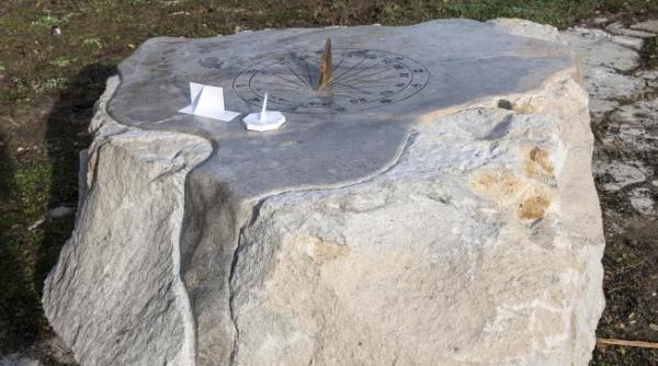 cadran solar unicat amplasat in curtea unui liceu din romania