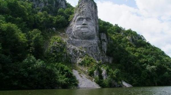 chipul lui decebal iluminat pe timpul nop ii vezi ce hotarare a luat consiliul jude ean mehedin i chipul lui decebal iluminat pe timpul nop ii