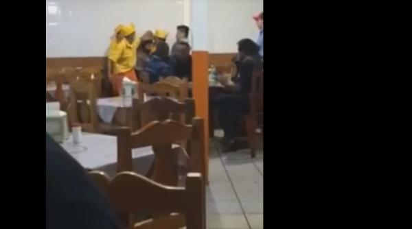 femeie batuta cu pumnii in restaurant de angaja i video