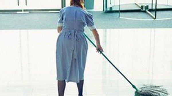 bancul zilei femeie de serviciu nedumerita de un obiect