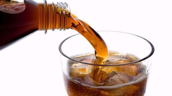 un parlamentar scoate bulele din sifon