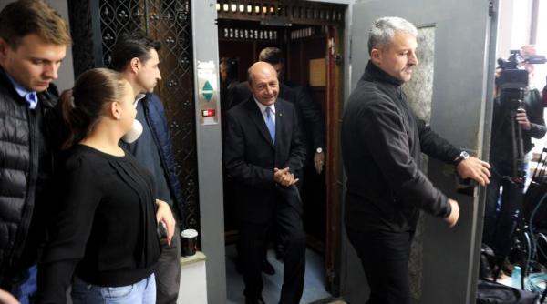 traian basescu i so ia sa maria depun juramantul ca cetateni ai r moldova