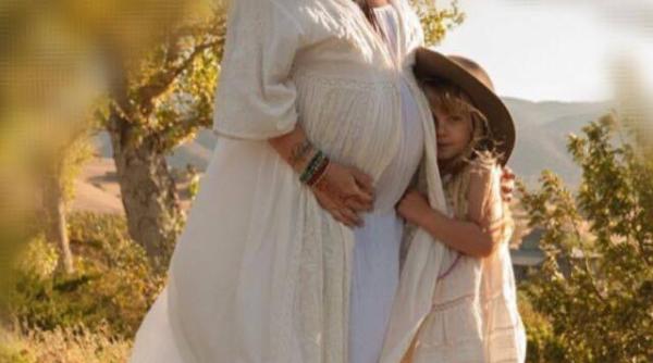 vedeta interna ionala insarcinata pentru a doua oara