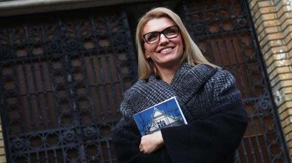 alina gorghiu emo ionata a ajuns la timi oara la liceul absolvit de mama sa