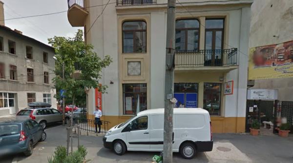 un om al strazii doarme intr o banca