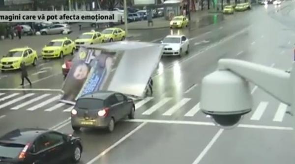 barbatul lovit de un panou publicitar a murit