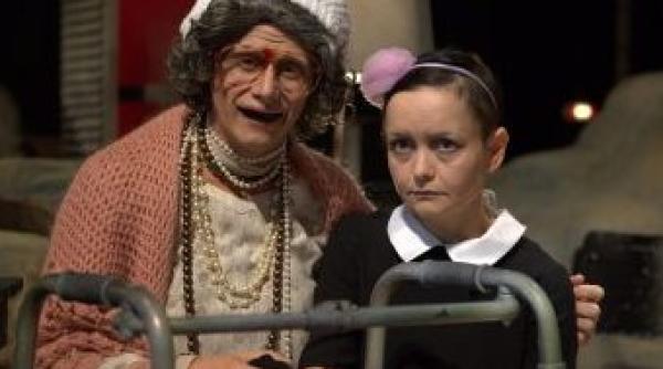 spectacolul tnb intre noi e totul bine se joaca la wroc aw capitala culturala europeana 2016