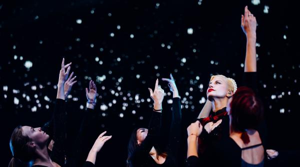 loredana in genunchi i cu lacrimi in ochi pe scena