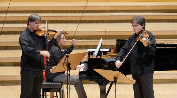 duelul viorilor la carnegie hall i la kennedy center for the performing arts cu prilejul zilei na ionale
