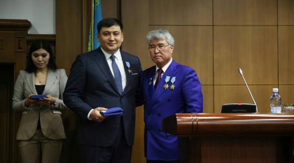 presedintele federatiei de haltere din kazakhstan zhanat tussupbekov decorat pentru olimpiada de la rio