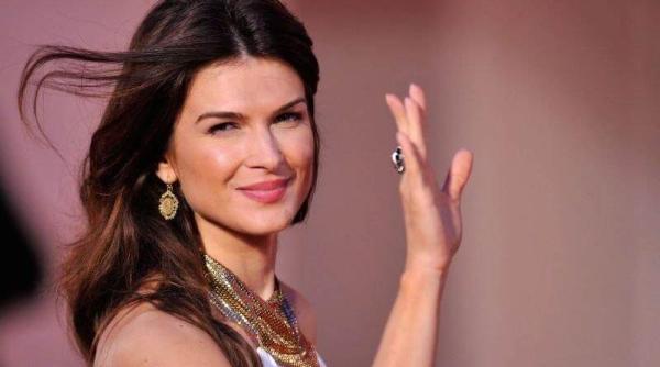 monica barladeanu mamica pentru prima oara