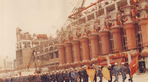 amintiri din epoca de aur a industrializarii cum ca tigau tinerii 15 000 de lei lunar pe un mare antier