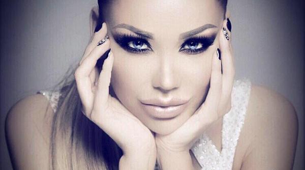 bianca dragu anu imagine emo ionanta cu fiica sa langa bradul de craciun