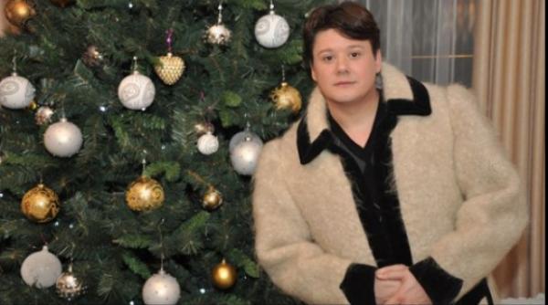 cine este femeia cu care fuego impodobe te bradul