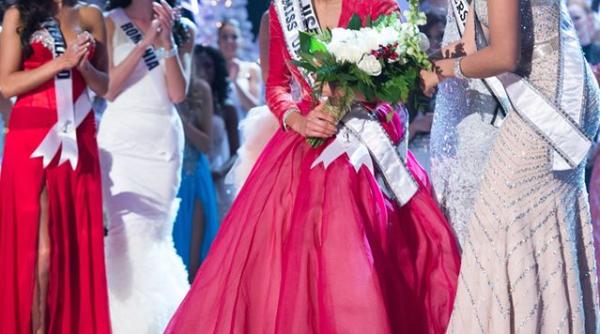 teodora dan reprezentanta romaniei la miss universe 2016 uite cat este de frumoasa