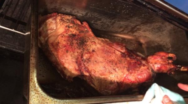 pulpa intreaga de berbecu la cuptor pentru petrecerea de revelion 2017