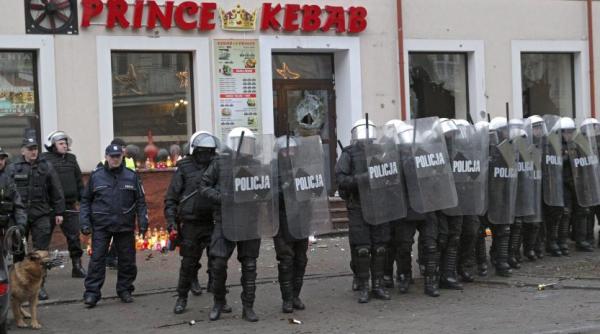 polonia ciocniri in strada dupa uciderea unui polonez de catre patru emigran i video