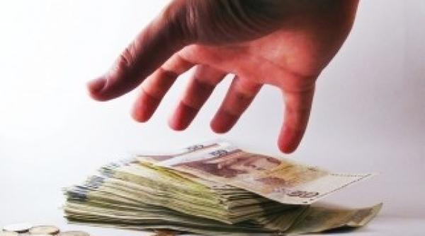 ministerul finan elor imprumuta bani de la banci