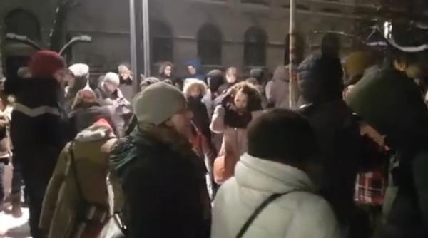 demisie ciorbea cateva sute de oameni au ie it in strada