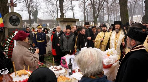 zeci de persoane la mormantul lui mihai eminescu