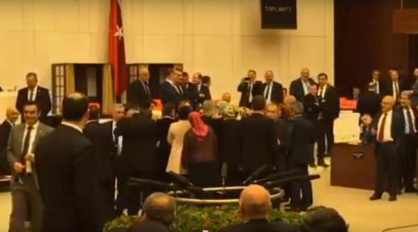 turcia protest inedit in parlament o deputata ostila lui erdogan s a prins cu catu e de tribuna