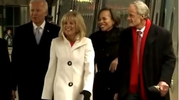 imaginile momentului din sua joe biden se intoarce acasa cu trenul video