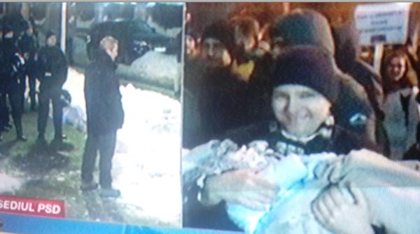 nicu or dan la protest cu bebelu ul in bra e