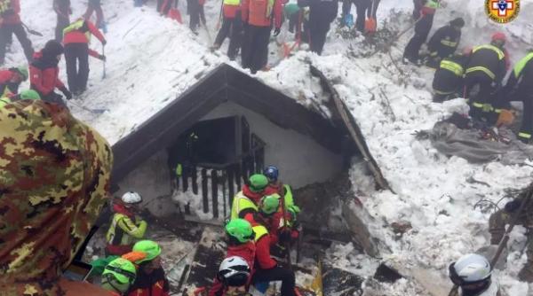 elicopter cu salvatori prabu it in italia in apropiere de locul avalan ei