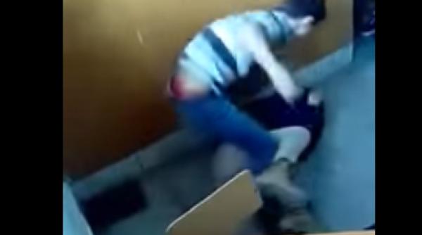 violen a extrema intr o sala de clasa elev lovit cu pumnii i picioare video live pe facebook