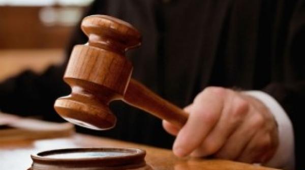 cinci membri ai unei familii din barlad parin i i copii condamna i la inchisoare