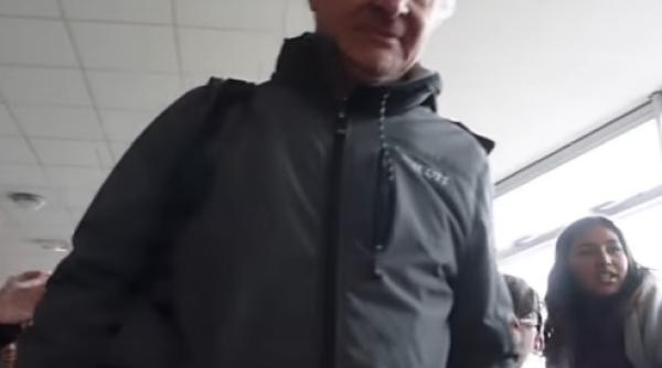 scena emo ionanta pentru un profesor dupa ultima ora din cariera sa