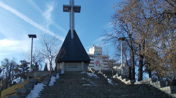 cluj monumentul crucea de pe cetatuie pictat cu imagini de politicieni dupa gratii ipj a deschis o ancheta